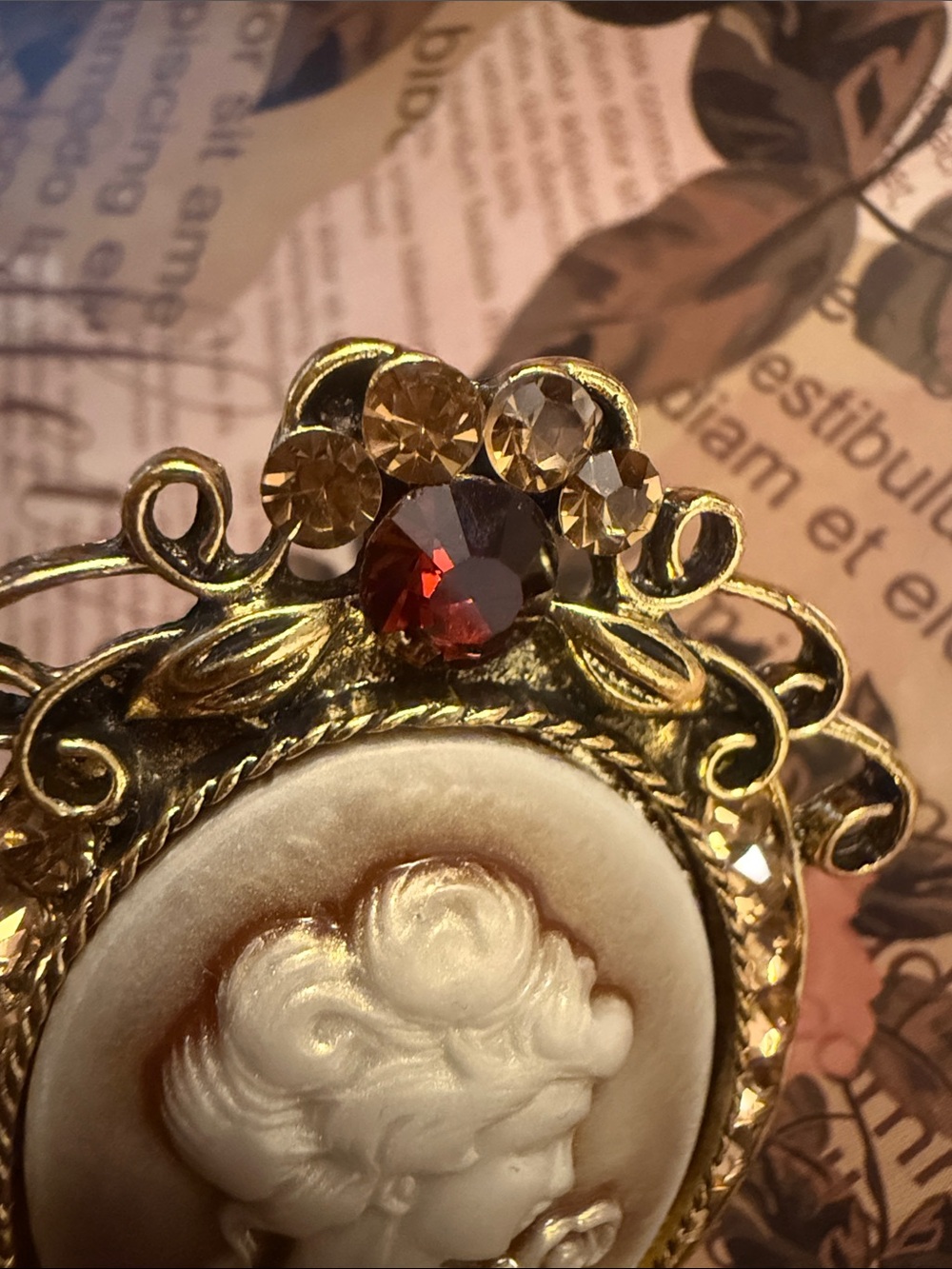 Vintage-Inspired Gold Cameo Pendant/Brooch - Cream and Gold - Picture 4 of 4